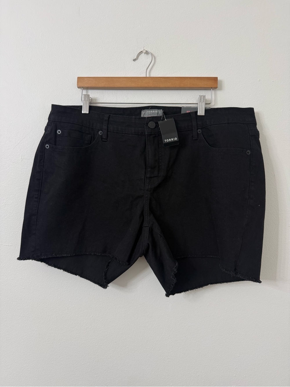 {18} Torrid Mid Rise Mid Short Black NWT